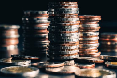 Biriktirmek için hazine mevduat banka hesabına yığılmış altın paralar. Kurumsal iş ekonomisi kavramı ve finansal büyüme nakit gelir kazancı elde etmek için değerli varlık yatırımları .