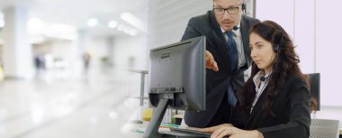 Ofiste çalışan, kulaklık takan iş adamları daha geniş görüşlü.