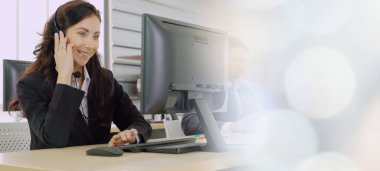 Ofiste çalışan, kulaklık takan iş adamları daha geniş görüşlü.