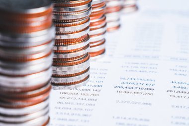 Biriktirmek için hazine mevduat hesabına yığılmış altın paralar.