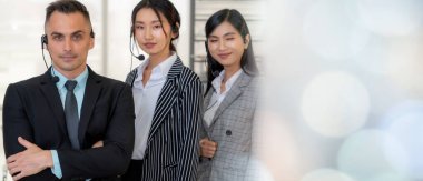 Ofiste çalışan, kulaklık takan iş adamları daha geniş görüşlü.