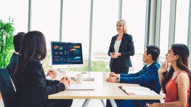 Dahiyane bilgisayar yazılımının iş veri paneli analizi