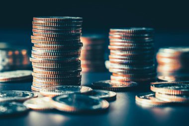 Biriktirmek için hazine mevduat hesabına yığılmış altın paralar.