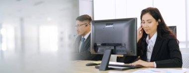 Ofiste çalışan, kulaklık takan iş adamları daha geniş görüşlü.