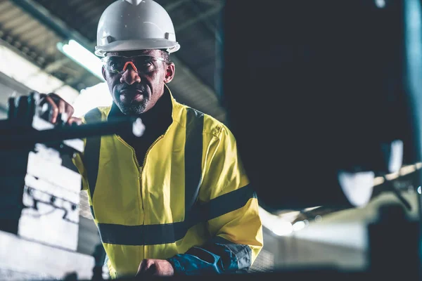 Fabriksarbetare eller ingenjör gör maskinjobb i adept tillverkning verkstad — Stockfoto