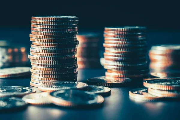 Biriktirmek için hazine mevduat hesabına yığılmış altın paralar.