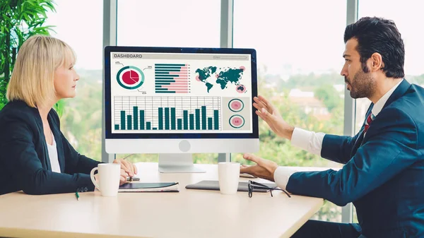 Analyse du tableau de bord des données d'entreprise par un logiciel informatique ingénieux — Photo