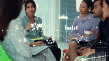 Şirket personeli toplantısındaki iş adamları imrendirici grafikle