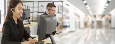 Ofiste çalışan, kulaklık takan iş adamları daha geniş görüşlü.