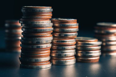 Biriktirmek için hazine mevduat hesabına yığılmış altın paralar.