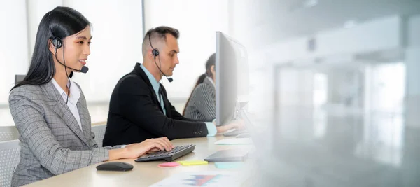 Zakenmensen die een headset dragen en op kantoor werken, verbreden het zicht — Stockfoto