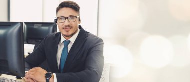 Ofiste çalışan, kulaklık takan iş adamları daha geniş görüşlü.