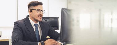 Ofiste çalışan, kulaklık takan iş adamları daha geniş görüşlü.