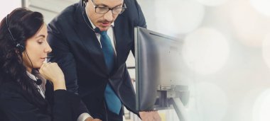 Ofiste çalışan, kulaklık takan iş adamları daha geniş görüşlü.