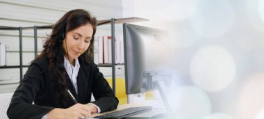 Ofiste çalışan, kulaklık takan iş adamları daha geniş görüşlü.