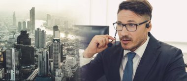 Ofiste çalışan, kulaklık takan iş adamları daha geniş görüşlü.