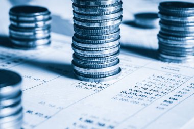 Biriktirmek için hazine mevduat hesabına yığılmış altın paralar.