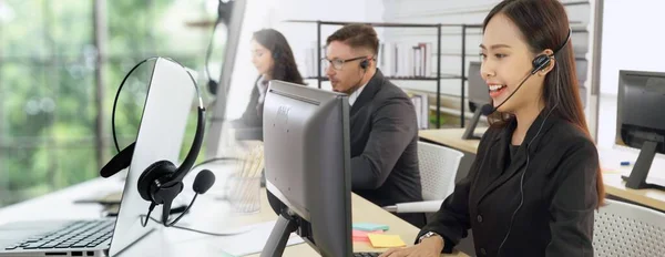 Gente de negocios con auriculares trabajando en la oficina ampliar vista —  Fotos de Stock