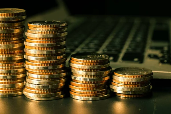 Biriktirmek için hazine mevduat hesabına yığılmış altın paralar.