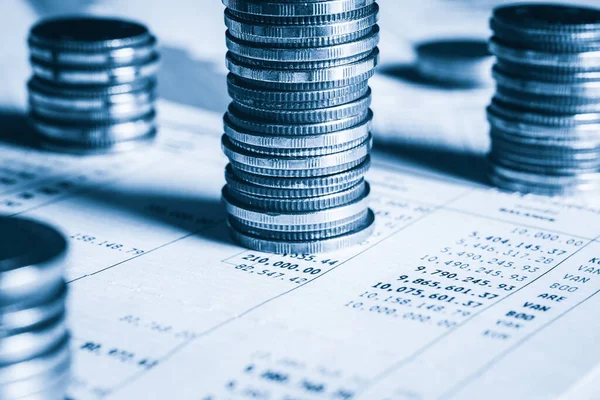 Biriktirmek için hazine mevduat hesabına yığılmış altın paralar.