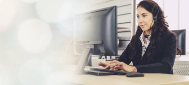 Ofiste çalışan, kulaklık takan iş adamları daha geniş görüşlü.