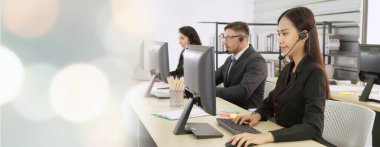 Ofiste çalışan, kulaklık takan iş adamları daha geniş görüşlü.