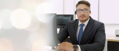 Ofiste çalışan, kulaklık takan iş adamları daha geniş görüşlü.