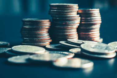 Biriktirmek için hazine mevduat hesabına yığılmış altın paralar.