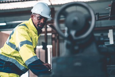 Fabrika işçisi veya mühendisi usta imalat atölyesinde makine işi yapıyor