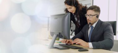 Ofiste çalışan, kulaklık takan iş adamları daha geniş görüşlü.