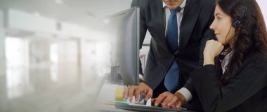 Ofiste çalışan, kulaklık takan iş adamları daha geniş görüşlü.