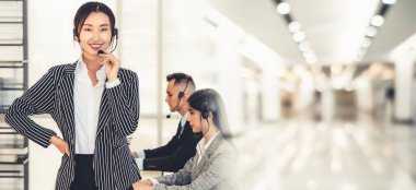 Ofiste çalışan, kulaklık takan iş adamları daha geniş görüşlü.