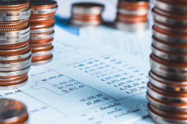 Biriktirmek için hazine mevduat hesabına yığılmış altın paralar.