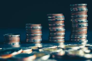 Biriktirmek için hazine mevduat hesabına yığılmış altın paralar.