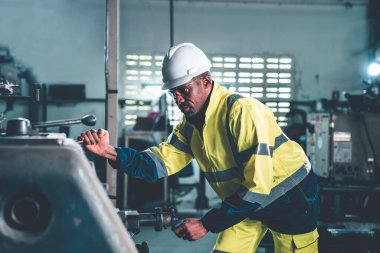 Fabrika işçisi veya mühendisi usta imalat atölyesinde makine işi yapıyor