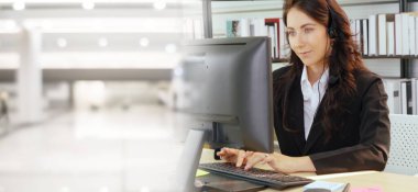 Ofiste çalışan, kulaklık takan iş adamları daha geniş görüşlü.