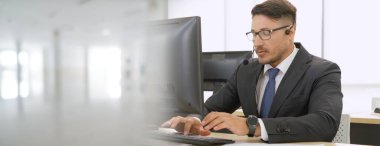 Ofiste çalışan, kulaklık takan iş adamları daha geniş görüşlü.