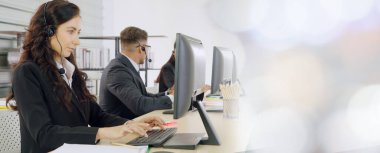 Ofiste çalışan, kulaklık takan iş adamları daha geniş görüşlü.