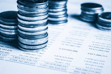 Biriktirmek için hazine mevduat hesabına yığılmış altın paralar.