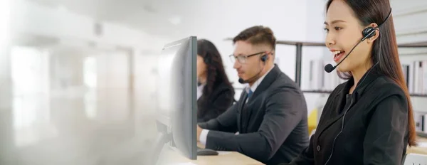Zakenmensen die een headset dragen en op kantoor werken, verbreden het zicht — Stockfoto