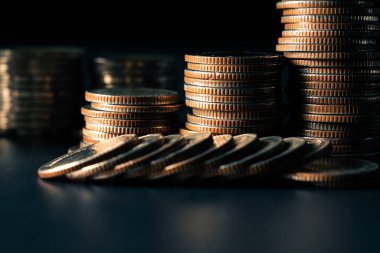 Biriktirmek için hazine mevduat hesabına yığılmış altın paralar.