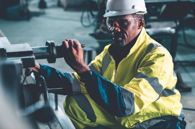 Fabrika işçisi veya mühendisi usta imalat atölyesinde makine işi yapıyor