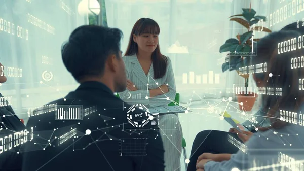 Şirket personeli toplantısındaki iş adamları imrendirici grafikle