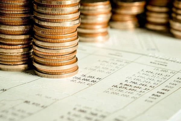 Biriktirmek için hazine mevduat hesabına yığılmış altın paralar.