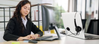 Ofiste çalışan, kulaklık takan iş adamları daha geniş görüşlü.