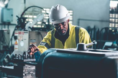 Fabrika işçisi veya mühendisi usta imalat atölyesinde makine işi yapıyor