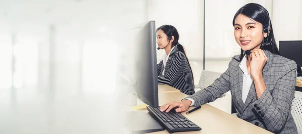 Les gens d'affaires portant un casque travaillant dans le bureau élargissent la vue — Photo