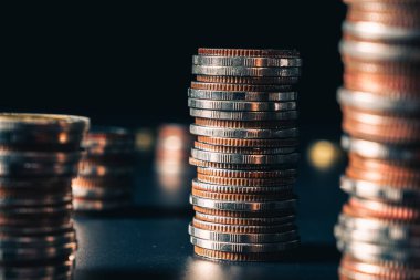 Biriktirmek için hazine mevduat hesabına yığılmış altın paralar.