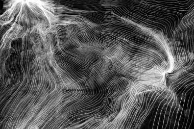 Ağ noktaları ve koyu arkaplanı birbirine bağlayan dijital dokuma çizgilerinin soyut dalgası