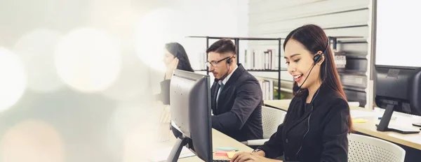 Gente de negocios con auriculares trabajando en la oficina ampliar vista — Foto de Stock